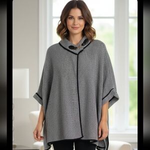 Janice Chic Black and White Knit Poncho (One Size)